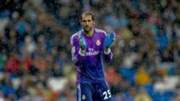 El guardameta Diego López, durante el encuentro de primera división, que han disputado esta noche frente al Rayo Vallecano en el estadio Santiago Bernabéu, en Madrid.