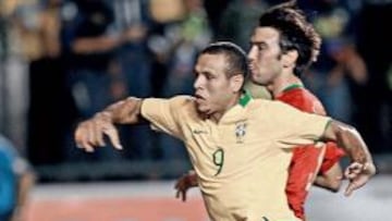 <b>ABRE LA LATA. </b>Luis Fabiano bate a Quim en el que sería el primer tanto de la selección brasileña.