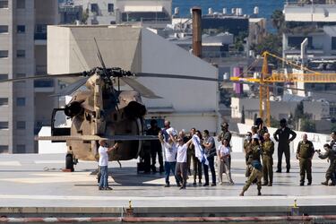 El rehén liberado Omri Miran saluda a la multitud que lo vitorea con la bandera israelí tras aterrizar en el Centro Médico Ichilov tras su liberación del cautiverio de Hamás el 13 de octubre de 2025 en Tel Aviv, Israel.