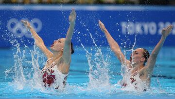 TOKYO, JAPAN - AUGUST 02: Marta Fiedina and Anastasiya Savchuk de Ucrania en la competición de natación sincronizada