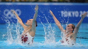 TOKYO, JAPAN - AUGUST 02: Marta Fiedina and Anastasiya Savchuk de Ucrania en la competici&oacute;n de nataci&oacute;n sincronizada