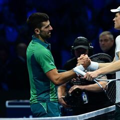 Sinner hace soñar a Turín y compromete el pase de Djokovic