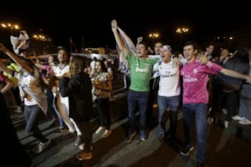 Los seguidores madridistas celebran el triunfo de su equipo en Cibeles.