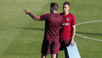 Simeone charla con Borré.