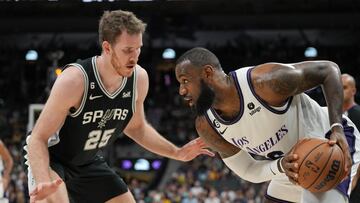 LeBron James saca el martillo
