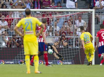 Joan Oblak deteniendo el penalti de Milik.