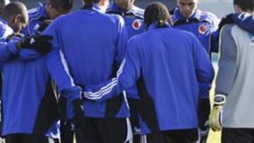 <b>LA ORACIÓN. </b>Los jugadores colombianos rezaron ayer antes del entrenamiento que celebraron en Valdebebas.