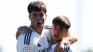 Jaime Barroso celebra un gol con el Juvenil A del Real Madrid junto a Pablo Montero.
