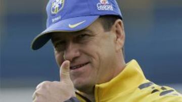 Dunga convoca a última hora a cuatro jugadores para el partido con Chile