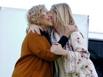 GRA242. MADRID, 01/07/2017.- La alcaldesa de Madrid, Manuela Carmena (i) y la presidenta de la Comunidad de Madrid, Cristina Cifuentes, tras el manifiesto que las distintas asociaciones organizadoras del World Pride 2017 han ofrecido esta tarde en la Plaza de Colón de Madrid. EFE/Javier López.