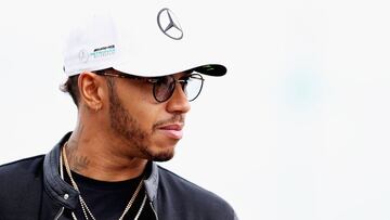 Hamilton a su llegada a Silverstone.