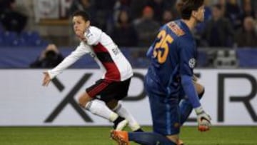 Javier "Chicharito" Hernandez celebra el gol que supone el empate a 2 entre la Roma y el Bayer Leverkusen.
