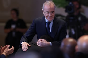 Abrazo entre el presidente del Real Madrid, Florentino Pérez, y el delantero francés, Kylian Mbappé.