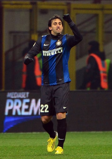 Máximo goleador de la serie A en la temporada 11/12 con 24 goles en 33 partidos, y de la temporada 09/10 con 22 goles en 35 partidos