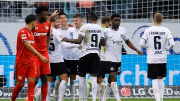 Frankfurt (Germany), 15/10/2022.- Frankfurt's Daichi Kamada (2-L) celebrates with teammates after scoring the 4-1 lead by penalty during the German Bundesliga soccer match between Eintracht Frankfurt and Bayer 04 Leverkusen in Frankfurt, Germany, 15 October 2022. (Alemania) EFE/EPA/RONALD WITTEK CONDITIONS - ATTENTION: The DFL regulations prohibit any use of photographs as image sequences and/or quasi-video.
