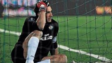 <b>¡PERO QUÉ HICISTE PATO!</b> Abbondanzieri no olvidará jamás el enorme fallo que cometió en la prórroga y que dio paso al 3-2 de Luca Toni y alas al Bayern, que acabó empatando al final. Pato se lamentó en el césped pero su fallo costó la semifinal.