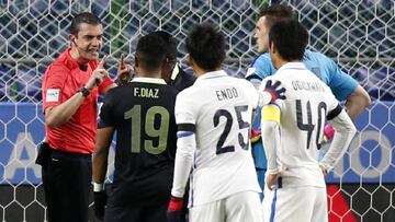 Kassai explica el penalti señalado.