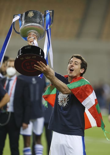 Mikel Oyarzabal con el trofeo de la Copa del Rey.