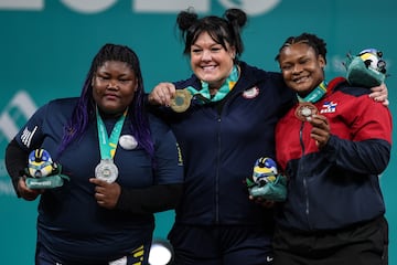 Lisseth Ayovi de Ecuador, que quedó segunda, Mary Theisen-Lappin de Estados Unidos, que ganó el oro, y Crismery Santana de República Dominicana, que se llevó el bronce, posan con sus medallas durante la ceremonia de entrega de medallas.