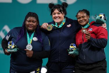 Lisseth Ayovi de Ecuador, que quedó segunda, Mary Theisen-Lappin de Estados Unidos, que ganó el oro, y Crismery Santana de República Dominicana, que se llevó el bronce,  posan con sus medallas durante la ceremonia de entrega de medallas.