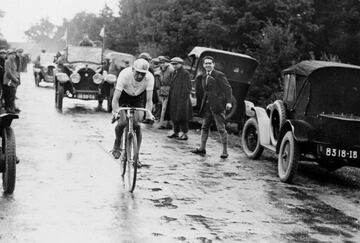 Son muchos los sobrenombres con el que se realza la dureza de esta carrera, pero ninguno ha cuajado tanto como el de Infierno del Norte. Así expresó un reportero cómo había quedado las carreteras por donde se pasaba en 1919, tras los estragos de la I Guerra Mundial. Aún así, la prueba se celebró el 20 de abril por aquellos caminos destrozados y, para colmo, con fuerte viento y bajas temperaturas. El ganador de la edición más épica fue el francés Henri Pélissier tras tardar más de medio día en recorrer sus 280 kilómetros: 12 horas y 15 minutos.