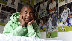 Mbappé, de niño en su cuarto con pósters de su ídolo, Cristiano.