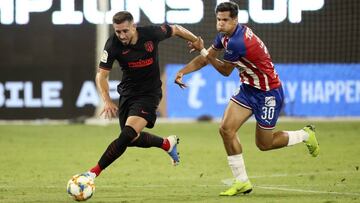 Herrera conduce un balón ante González en el partido Chivas-Atlético.