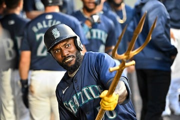 SEATTLE, WASHINGTON - AUGUST 26: Randy Arozarena #56 of the Seattle Mariners celebrates with teammates after hitting a three-run home run during the third inning against the Tampa Bay Rays at T-Mobile Park on August 26, 2024 in Seattle, Washington.   Alika Jenner/Getty Images/AFP (Photo by Alika Jenner / GETTY IMAGES NORTH AMERICA / Getty Images via AFP)