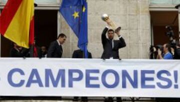 Felipe Reyes ofrece la Copa del Rey a los aficionados madridistas.