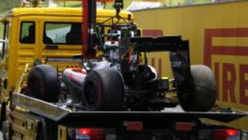 El McLaren de Alonso, retirado tras el choque.
