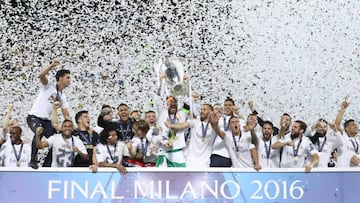 Sergio Ramos lifts the trophy as Real Madrid celebrate la Und&eacute;cima