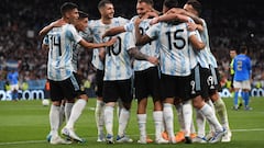 London (United Kingdom), 01/06/2022.- Paulo Dybala (C-R, front) of Argentina celebrates with teammates after scoring the 0-3 goal during the Finalissima Conmebol - UEFA Cup of Champions soccer match between Italy and Argentina at Wembley in London, Britain, 01 June 2022. (Italia, Reino Unido, Londres) EFE/EPA/ANDY RAIN
