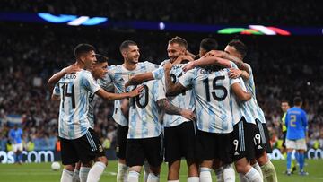 London (United Kingdom), 01/06/2022.- Paulo Dybala (C-R, front) of Argentina celebrates with teammates after scoring the 0-3 goal during the Finalissima Conmebol - UEFA Cup of Champions soccer match between Italy and Argentina at Wembley in London, Britain, 01 June 2022. (Italia, Reino Unido, Londres) EFE/EPA/ANDY RAIN
