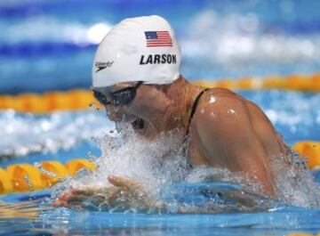 Breeja Larson de Estados Unidos durante la prueba de 4x100m femenino