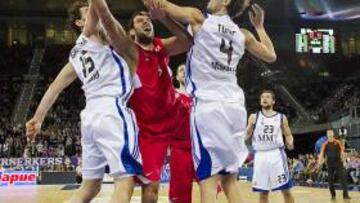 <b>TAPONADO. </b>Garbajosa y Tomic, impidiendo que anotara Borousis el pasado jueves.