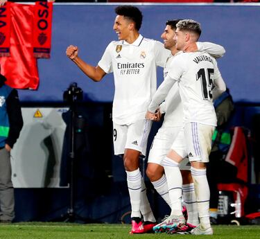 0-2. Marco Asensio celebra el segundo tanto con Federico Valverde y el debutante Álvaro Rodríguez.