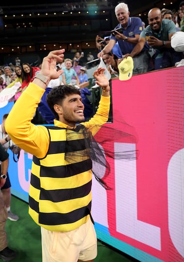 Carlos Alcaraz no deja de sorprender por su espontaneidad, tanto dentro como fuera de la pista. No dudó en ponerse un disfraz de abeja que le lanzaron unos aficionados desde la grada tras vencer a Cameron Norrie en Indian Wells.  