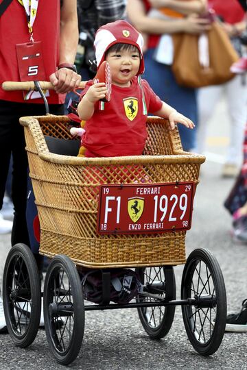 Un niño fan de la escudería Ferrari.