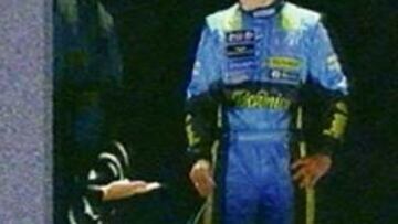 <b>DUELO. </b>Schumacher se pone detrás de Alonso durante la publicidad.