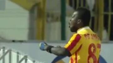 Royston Drenthe celebra uno de sus tres goles con el Alania.