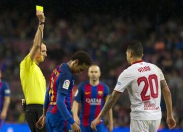 Vitolo recibe la segunda amarilla.