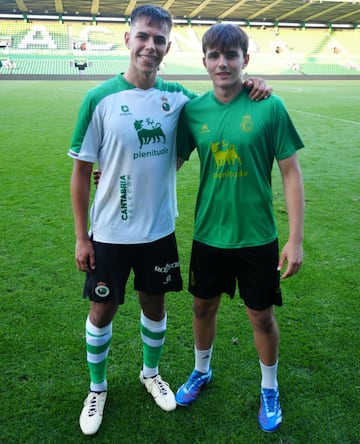 Elías, recogepelotas del Racing, pudo ver muy de cerca el debut de su hermano mayor Marco.