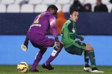 El centrocampista del Celta Borja Oubiña lucha el balón con el portero camerunés del Málaga Idriss Carlos Kameni.