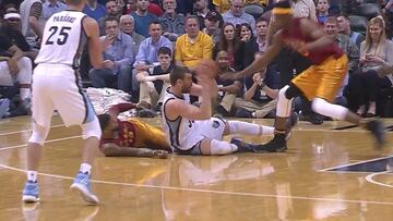 ¡Fantasías Marc Gasol! Pase de caño a un rival desde el suelo