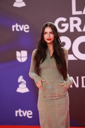 Zaira Nara posa durante el photocall previo a la gala de entrega de los Latin Grammy 2023.