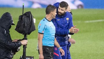 Piqué protestó a Gil Manzano.