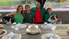 Tiger Woods posa con su familia en la Cena de Campeones del Masters de Augusta.