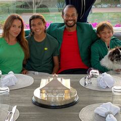 Tiger Woods celebra la Cena de Campeones del Masters de Augusta con su familia