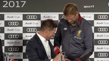 Klopp hace de técnico de sonido y a Simeone le entra la risa