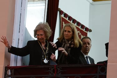 La Reina Sofía y la Infanta Elena durante la Solemne Procesión del Silencio y Santísimo Cristo de los Mineros en Cartagena.